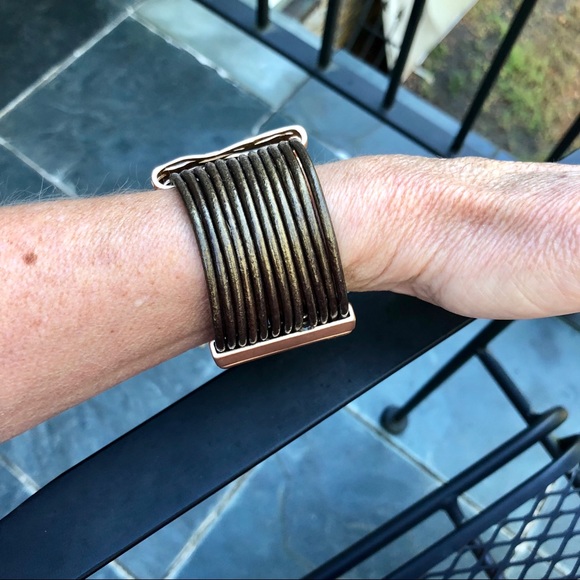 HP#1 😃LEATHER AND GOLD TONE METAL CUFF BRACELET!! - Picture 6 of 7